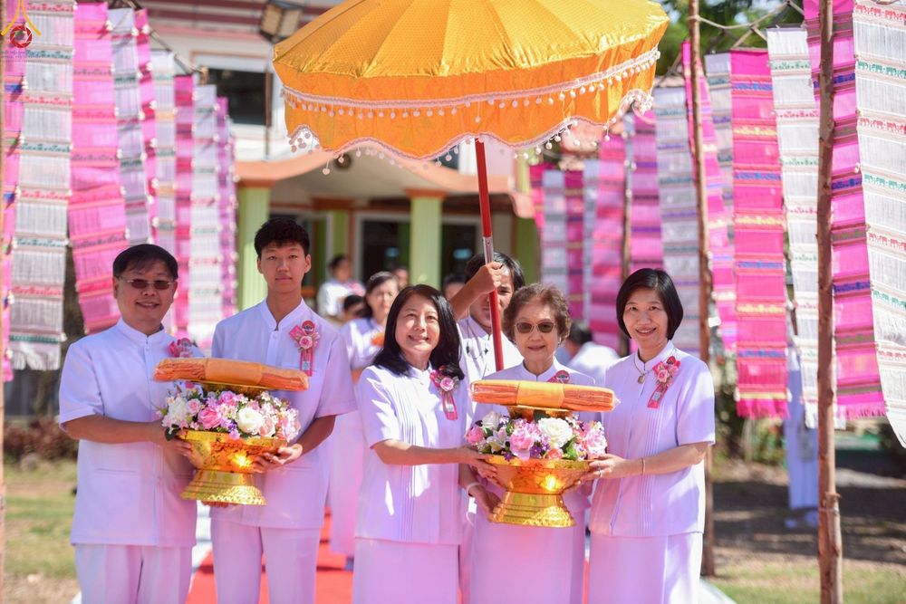 ภาพ No.262372:วันที่ 19 ตุลาคม พ.ศ. 2568 พิธีทอดกฐินสถาปนา แผ่นบันมงคลมหาเศรษฐี อาคาร 80 ปี หลวงพ่อธัมมชโย ในโครงการกฐินสามัคคีทั่วไทย 30,000 วัด บูชาธรรม 81 ปี หลวงพ่อธัมมชโย โดยคณะศิษยานุศิษย์วัดพระธรรมกาย ณ ศูนย์ปฏิบัติธรรมวิหารแดง ต.เจริญธรรม อ.วิหารแดง จ.สระบุรี