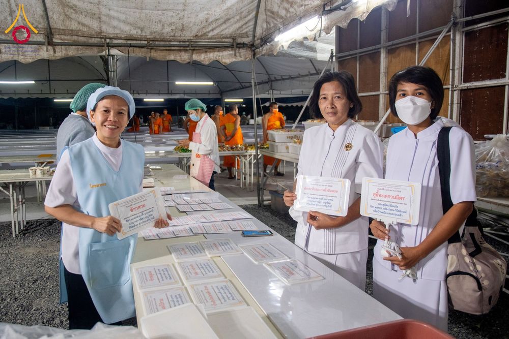 ภาพ No.193553:สาธุชนถวายภัตตาหารเป็นสังฆทาน แด่พระธรรมยาตรา ณ อนุสรณ์สถานคลองบางนางแท่น อ.สามพราน จ.นครปฐม ในโครงการธรรมยาตรา กตัญญูบูชา มหาปูชนียาจารย์ พระมงคลเทพมุนี(สด จนฺทสโร) พระผู้ปราบมาร อนุสรณ์สถาน 7 แห่ง ปีที่ 13 วันที่ 11 มกราคม พ.ศ. 2568