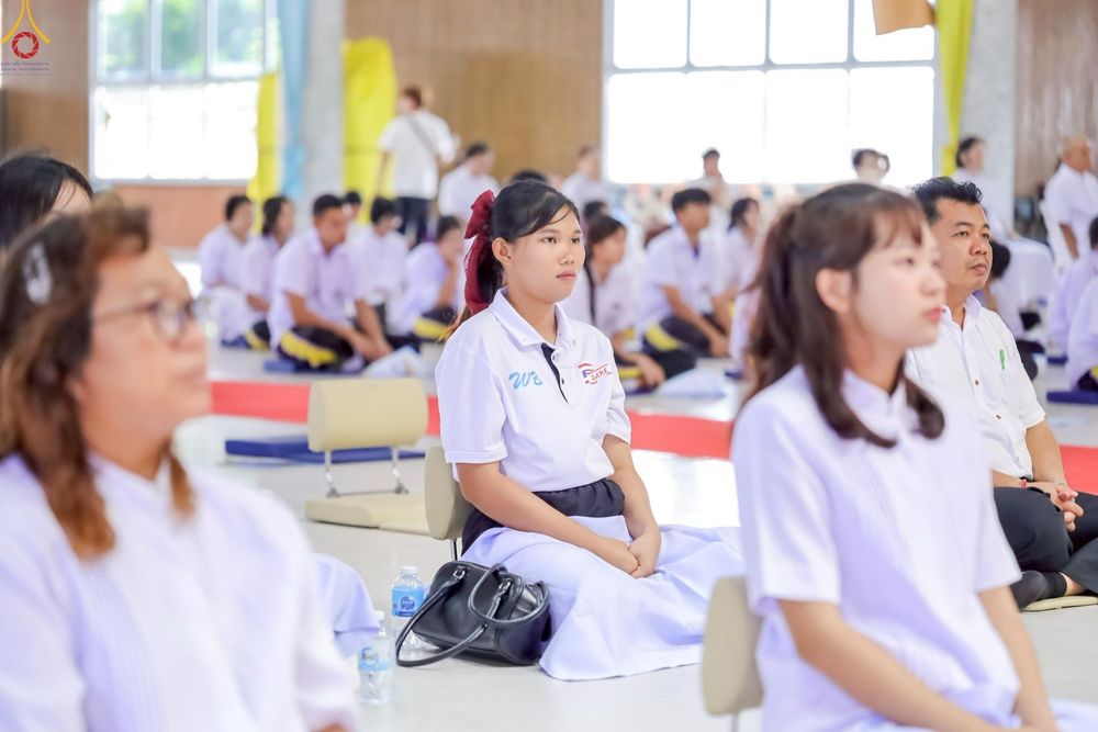 ภาพ No.249031:วันที่ 26-28 กันยายน พ.ศ. 2568 โครงการอบรม อุบาสกแก้ว อุบาสิกาแก้ว รุ่นที่ 3  ณ ศูนย์ปฏิบัติธรรมสมุทรปราการ ได้รับความเมตตาจากคณะสงฆ์ในพื้นที่  รวมถึงผู้บริหารสถานศึกษา ที่นำนักเรียนระดับมัธยมปลาย  มารับฟังข้อมูลเพื่อที่จะเป็นกำลังสำคัญ ในการเข้าร่วมขบวน