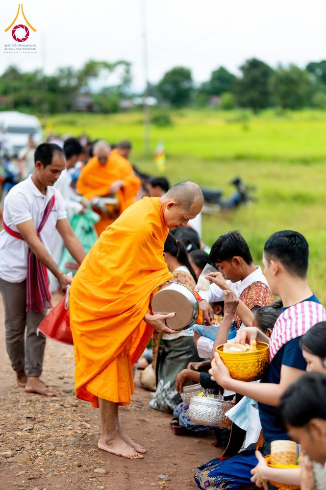 ภาพ No.174408:พิธีตักบาตรพระ,พิธีทอดผ้าป่า พิธีกลั่นแผ่นดินโปรยรัตนชาติ  สร้างพระอุโบสถและเจดีย์ วัดป่าสัมมาทิฏฐิและวัดสิริขันโท แขวงอัตตะปือ สปป. ลาว วันที่ 29 ตุลาคม พ.ศ. 2567