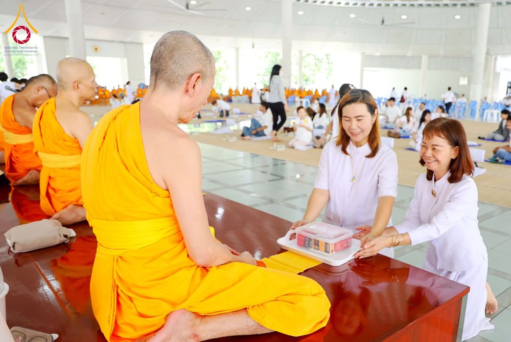 ภาพ No.262639:วันที่ 18,25 ตุลาคม พ.ศ. 2568 พิธีถวายภัตตาหารเมนูสวรรค์ เพื่อการบรรลุธรรม ณ หอฉันคุณยายอาจารย์ฯ วัดพระธรรมกาย