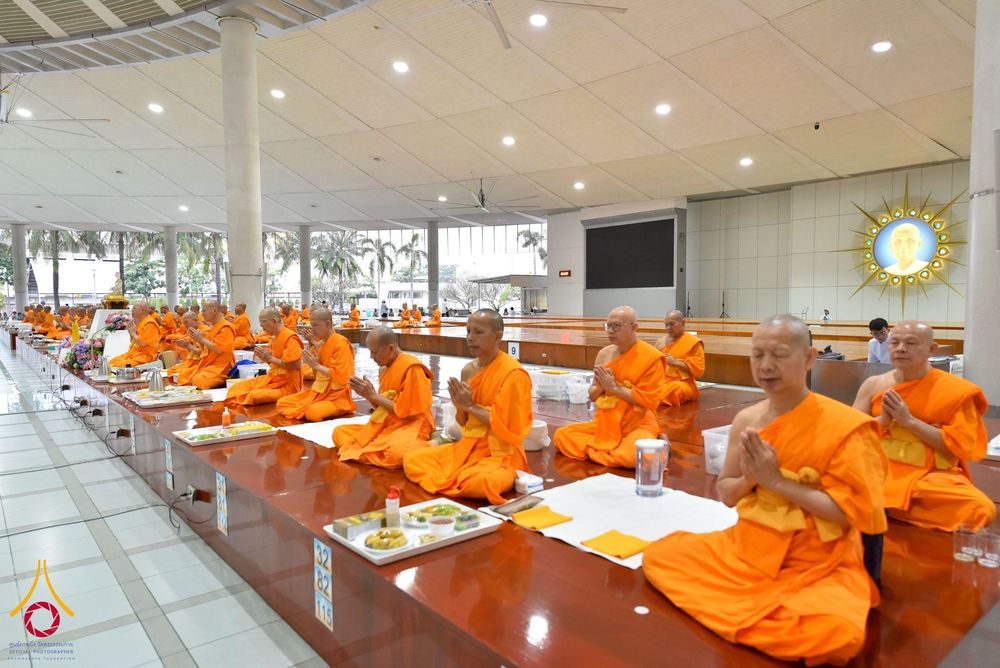 ภาพ No.267519:วันที่ 7 พฤศจิกายน พ.ศ. 2568 พสกนิกรอำเภอคลองหลวง รวมใจบำเพ็ญกุศลปัณรสมวาร (15 วัน) อุทิศถวายเป็นพระราชกุศลแด่ “สมเด็จพระพันปีหลวง” ณ วัดพระธรรมกาย