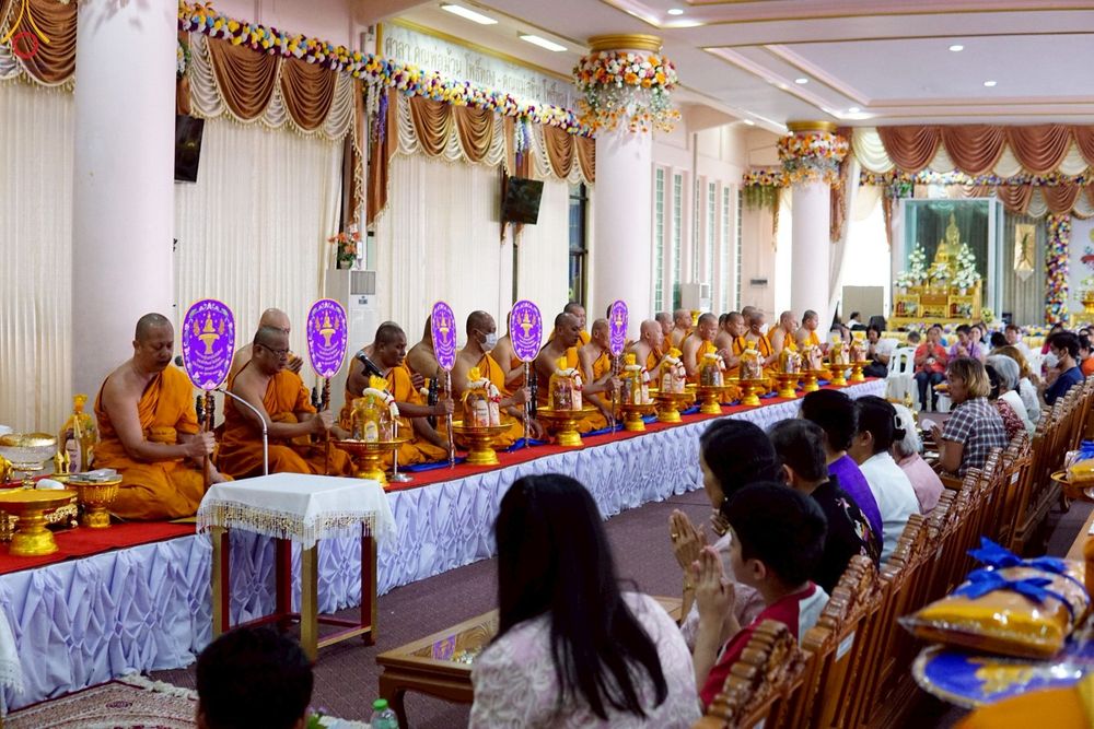 ภาพ No.260836:วันที่ 12 ตุลาคม พ.ศ. 2568 พิธีทอดกฐินสามัคคีทั่วไทย 30,000 วัด โดยคณะศิษยานุศิษย์ บูชาธรรม 81 ปี หลวงพ่อธัมมชโย ณ วัดใหญ่บางปลากด ต.ในคลองบางปลากด  อ.พระสมุทรเจดีย์ จ.สมุทรปราการ