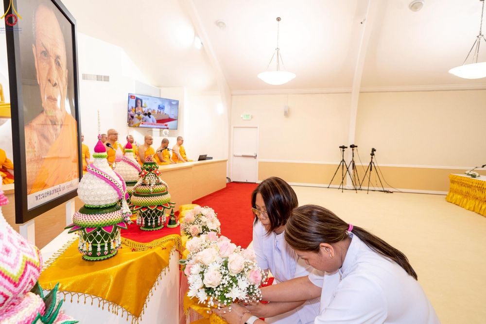 ภาพ No.252000:วันที่ 9 ตุลาคม พ.ศ. 2568 วัดพระธรรมกายซีลีคอนวัลเลย์ Dhammakaya Meditation Center Silicon Vally  เมืองมอแกนฮิลล์ รัฐเคลิฟอร์เนีย สหรัฐอเมริกา  ได้จัดงาน วันคล้ายวันเกิดด้วยรูปกายเนื้อ  พระมงคลเทพมุนี ครบ 141 ปี โดยมีกำหนดการช่วงเย็น พิธีมุทิตาสักการะพระ