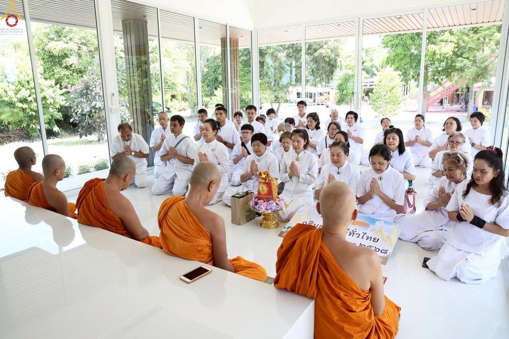 ภาพ No.269609:วันที่ 8 ตุลาคม พ.ศ. 2568 พิธีถวายปัจจัยสมทบกฐิน ในโครงการทอดกฐินสามัคคีทั่วไทย 30,000 วัด โดยคณะศิษยานุศิษย์ บูชาธรรม 81 ปี หลวงพ่อธัมมชโย ณ  วัดป่าศรีถาวร บางแก้วฟ้า , วัดป่าศรีถาวร คลองโยง , วัดป่าสติปัฏฐาน , วัดพุทธธรรมรังษี ในจังหวัดนครปฐม