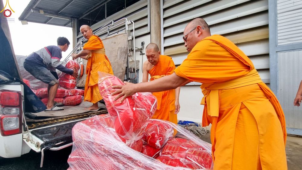 ภาพ No.90808:วัดพระธรรมกาย มูลนิธิธรรมกาย มอบถุงยังชีพและเครื่องอุปโภคบริโภค ช่วยเหลือผู้ประสบความเดือดร้อนจากอุทกภัย ด้วยห่วงใย ใส่ใจ ดูแลกัน ส่งมอบกำลังใจโดย ศูนย์ส่งเสริมศีลธรรมจังหวัดสุโขทัย วันที่ 6 ตุลาคม พ.ศ. 2566