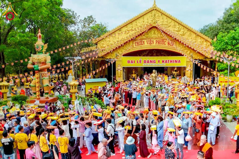 ภาพ No.274070:วันที่ 23 พฤศจิกายน พ.ศ. 2568 ประธานมูลนิธิธรรมกาย ถวายปัจจัยสมทบกฐินแด่ วัดเทียนเวียนเฟื้อกเซิน ศูนย์วิปัสสนาที่มีชื่อเสียง มากกว่า 50 ปีในเวียดนาม