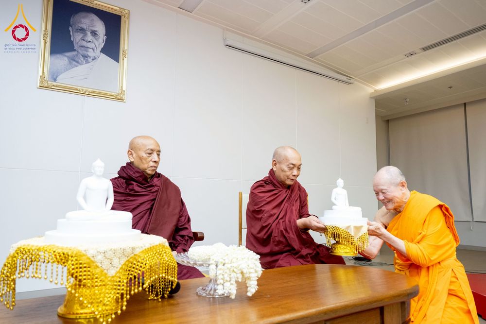 ภาพ No.223045:วันที่ 24 เมษายน พ.ศ. 2568 หลวงพ่อทัตตชีโวต้อนรับคณะสงฆ์เมียนมา ณ อาคาร 100 ปี คุณยายมหารัตนอุบาสิกาจันทร์ ขนนกยูง วัดพระธรรมกาย