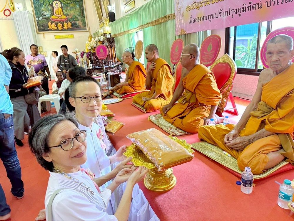 ภาพ No.260806:วันที่ 19 ตุลาคม พ.ศ. 2568 พิธีทอดกฐินสามัคคีทั่วไทย 30,000 วัด โดยคณะศิษยานุศิษย์ บูชาธรรม 81 ปี หลวงพ่อธัมมชโย ณ วัดเอี่ยมประชามิตร ต.แหลมฟ้าผ่า อ.พระสมุทรเจดีย์ จ.สมุทรปราการ