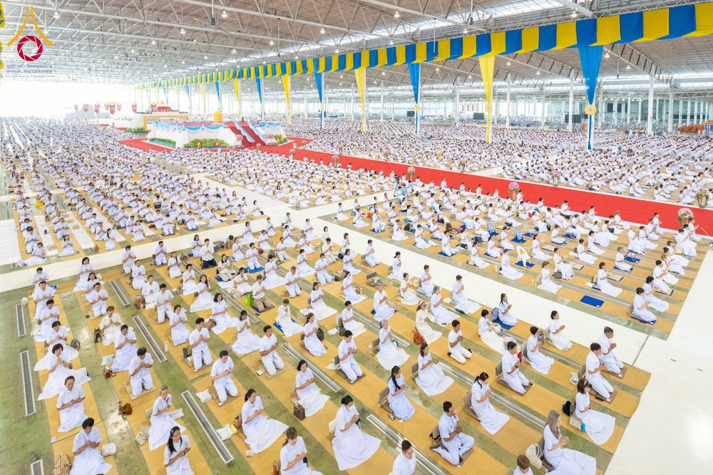 ภาพ No.258086:วันอาทิตย์ที่ 5 ตุลาคม พ.ศ. 2568 พิธีบูชาข้าวพระ ณ สภาธรรมกายสากล วัดพระธรรมกาย