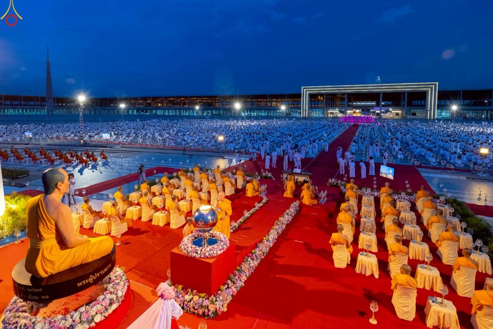 ภาพ No.253599:วันที่ 10 ตุลาคม พ.ศ. 2568 พิธีจุดประทีปบูชาพระผู้ปราบมาร, พิธีจุดประทีปบนพระมหาธรรมกายเจดีย์  20,000 ดวง เนื่องในวันคล้ายวันเกิดครบรอบ 141 ปี พระมงคลเทพมุนี (สด จนฺทสโร)