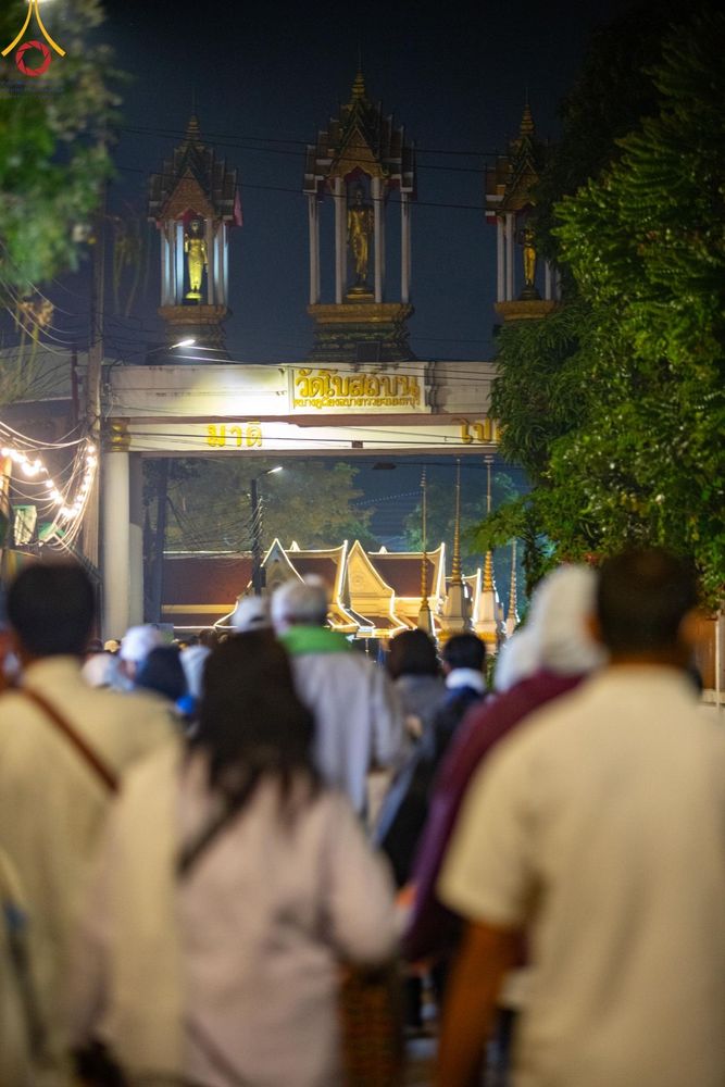 ภาพ No.197597:พิธีตักบาตรพระธรรมยาตรา ณ อนุสรณ์สถานลำดับที่ 4 สถานที่เกิดด้วยกายธรรม วัดโบสถ์(บน) ต.บางคูเวียง จ.นนทบุรี ในโครงการธรรมยาตรา กตัญญูบูชา มหาปูชนียาจารย์ พระมงคลเทพมุนี(สด จนฺทสโร) พระผู้ปราบมาร อนุสรณ์สถาน 7 แห่ง ปีที่ 13 วันที่ 19 มกราคม พ.ศ. 2568