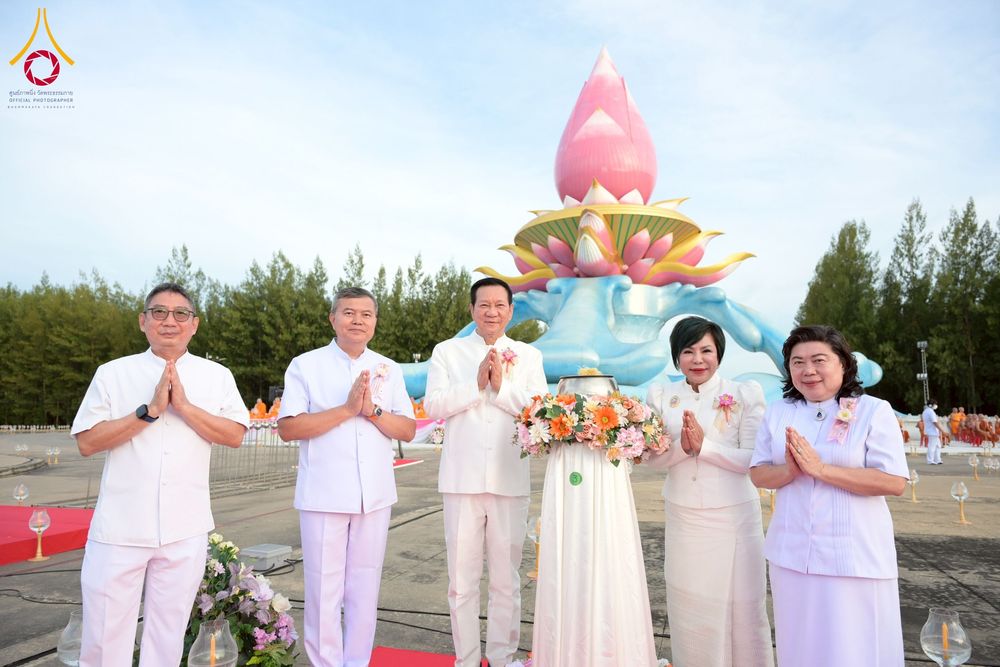 ภาพ No.250407:วันอังคารที่ 7 ตุลาคม พ.ศ. 2568 พิธีจุดประทีปบูชาพระรัตนตรัย ณ ลานธรรมปทุมรัตน์ธรรมเจดีย์ พุทธอุทยานนานาชาติ อ.โพนพิสัย จ.หนองคาย