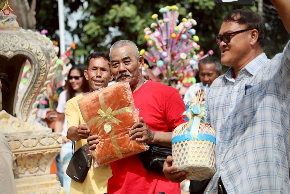 ภาพ No.254577:วันที่ 12 ตุลาคม พ.ศ. 2568 พิธีทอดกฐินสามัคคีทั่วไทย 30,000 วัด โดยคณะศิษยานุศิษย์ บูชาธรรม 81 ปี หลวงพ่อธัมมชโย ณ วัดป่าพระเจ้า อ.ศรีประจันต์ จ.สุพรรณบุรี