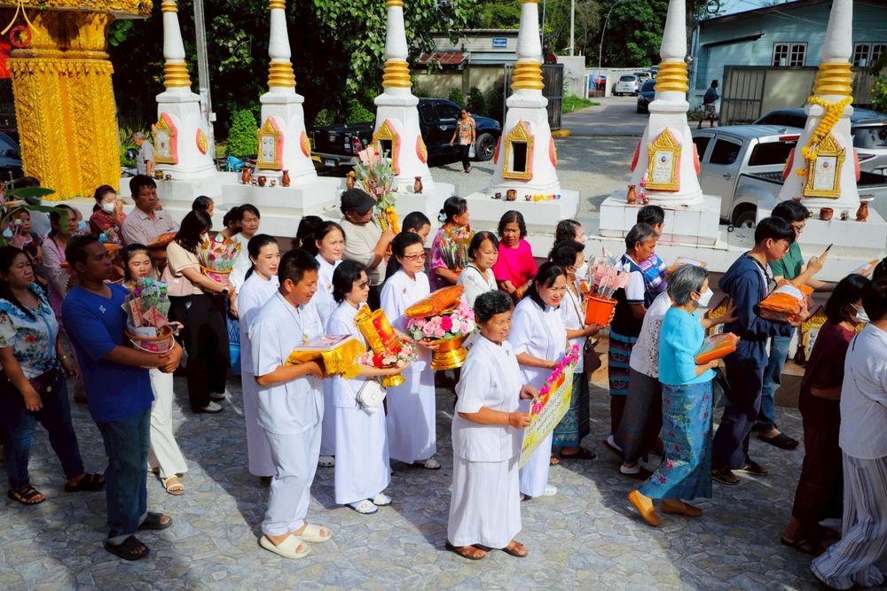 ภาพ No.266473:วันที่ 19 ตุลาคม พ.ศ. 2568 พิธีทอดกฐินสามัคคีทั่วไทย ณ วัดพระประทานพร อ.ศรีราชา ชลบุรี โดยคณะศิษยานุศิษย์ บูชาธรรม 81 ปี หลวงพ่อธัมมชโย