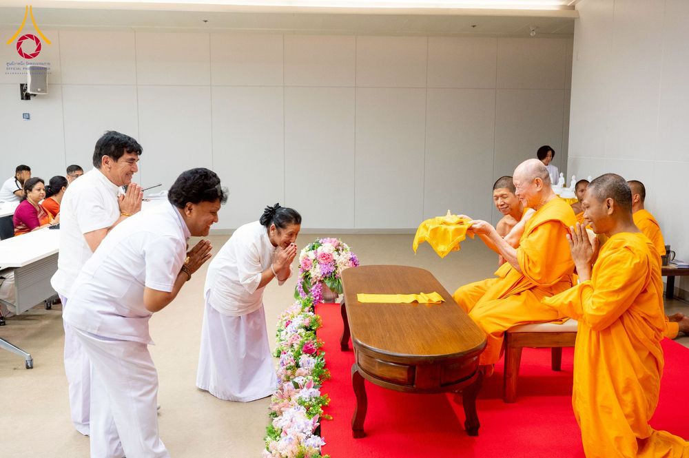 ภาพ No.222672:วันที่ 23 เมษายน พ.ศ. 2568 หลวงพ่อทัตตชีโวต้อนรับคณะสงฆ์เนปาล ณ อาคาร 100 ปี คุณยายมหารัตนอุบาสิกาจันทร์ ขนนกยูง วัดพระธรรมกาย