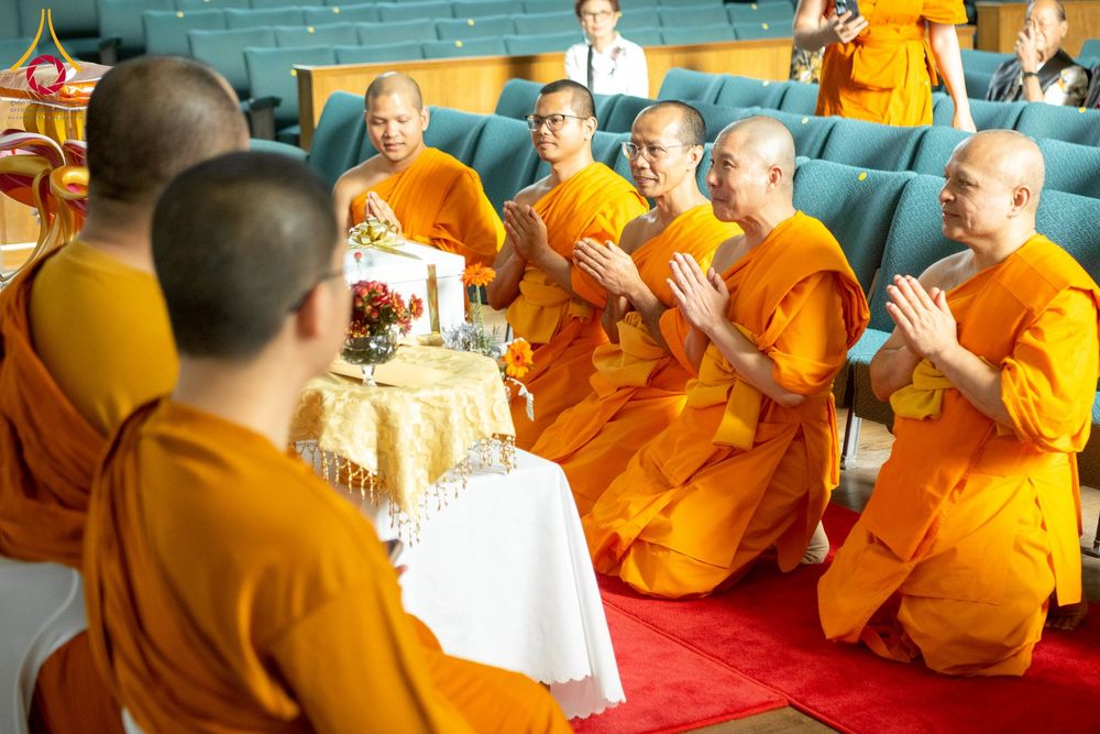 ภาพ No.265799:วันที่ 2 พฤศจิกายน พ.ศ. 2568 วัดพระธรรมกายเมลเบิร์น ได้มีโอกาสถวายการต้อนรับ พระเดชพระคุณ พระเทพปริยัติโสภณ เจ้าคณะจังหวัดกาญจนบุรี และเจ้าอาวาสวัดไชยชุมพลชนะสงคราม