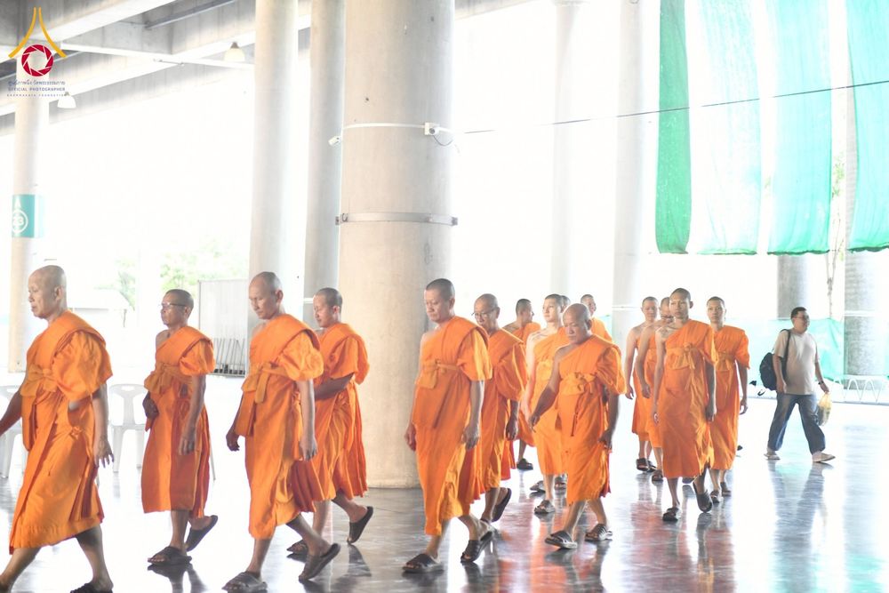 ภาพ No.256626:วันที่ 11 ตุลาคม พ.ศ. 2568 พิธีตักบาตรฉลองพระใหม่  โครงการอุปสมบทบูชาธรรม 141 ปี  พระมงคลเทพมุนี (สด จนฺทโร) ผู้ค้นพบวิชชาธรรมกาย ณ มหาวิหารคด 9 วัดพระธรรมกาย