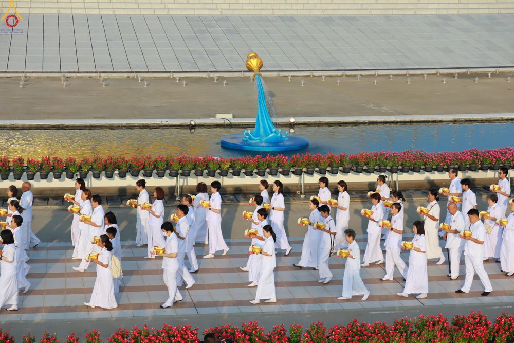 ภาพ No.330395:วันวิสาขบูชา อาทิตย์ที่ 31 พฤษภาคม พ.ศ.2569 พิธีเวียนประทักษิณ และพิธีวันทาเจดีย์ ณ พระมหาธรรมกายเจดีย์ วัดพระธรรมกาย จังหวัดปทุมธานี