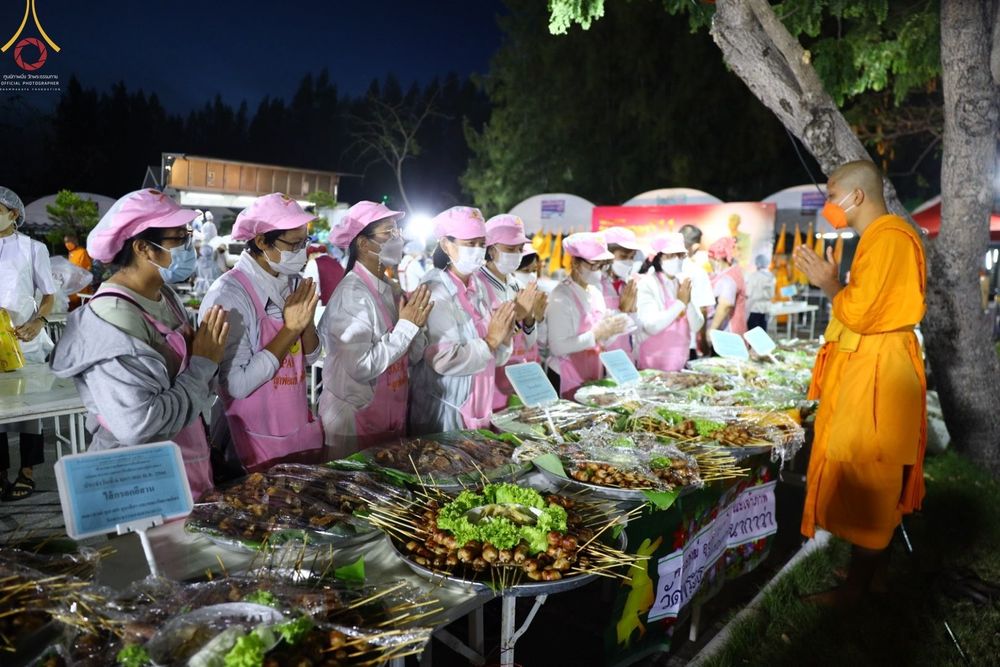 ภาพ No.69771:พิธีถวายภัตตาหารเป็นสังฆทาน แด่คณะพระธรรมยาตราฯ ในโครงการธรรมยาตราฯ ปีที่ 11 ณ อนุสรณ์สถานมหาวิหารพระมงคลเทพมุนี อ.สองพี่น้อง จ.สุพรรณบุรี วันที่ 6 มกราคม พ.ศ. 2566