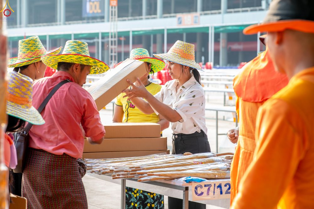 ภาพ No.323072:วันที่ 19 เมษายน พ.ศ.2569 การเรียงกล่องไทยธรรม , เตรียมงานจราจร เพื่องานถวายมหาสังฆทาน 40,000 กว่าวัดทั่วประเทศ วันคุ้มครองโลก 22 เมษายน พ.ศ.2569 วัดพระธรรมกาย