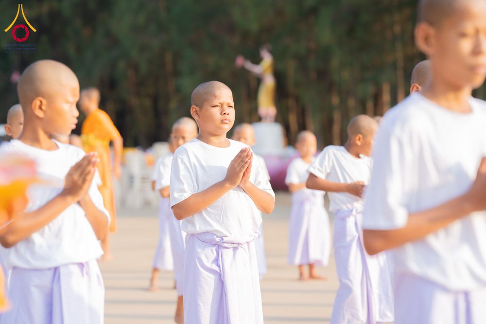 ภาพ No.318648:วันที่ 29 มีนาคม พ.ศ. 2569 พิธีเวียนประทักษิณ มอบผ้าไตร บรรพชาสามเณร  ณ ศูนย์อบรมเยาวชนกาญบุรี