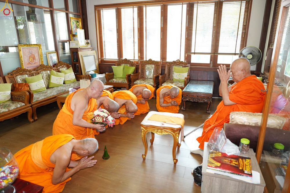 ภาพ No.286243:วันที่ 12 กรกฎาคม พศ.2568 (แรม 2 ค่ำ เดือน 8) พระภิกษุวัดพระธรรมกาย ทำวัตรพระผู้ใหญ่ เนื่องในวันเข้าพรรษา