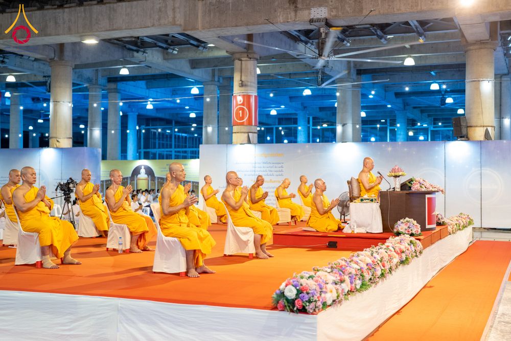 ภาพ No.286725:วันอาสาฬหบูชา วันพฤหัสบดีที่ 10 กรกฏาคม พ.ศ.2568  พิธีเวียนประทักษิณรอบพระมหาธรรมกายเจดีย์ , พิธีฉลองชัยสวดมนต์บทธัมมจักกัปปวัตตนสูตร ครบ 7,520,000,000 จบ ณ มหารัตนวิหารคด วัดพระธรรมกาย