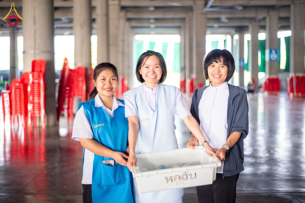 ภาพ No.325298:วันที่ 24-25 เมษายน พ.ศ.2569  เจ้าหน้าที่และอาสาสมัครรับบุญเก็บโต๊ะ เก้าอี้ ผ้าระบาย งานถวายมหาสังฆทาน 40,000 กว่าวัดทั่วประเทศ  ณ วิหารคด, สภาธรรมกายสากล วัดพระธรรมกาย