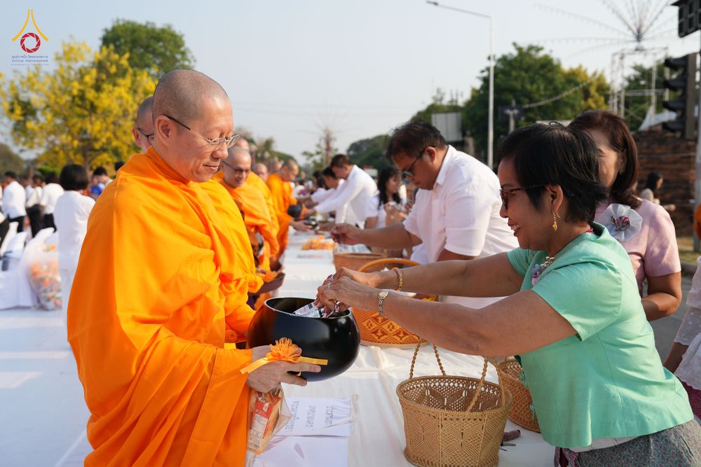 ภาพ No.318087:วันเสาร์ที่ 4 เมษายน พ.ศ. 2569 งานทำบุญเมืองใจกลางอยุธยา  ตักบาตรพระ 1,109 รูป ณ ถนนชีกุน หน้าวัดมหาธาตุ และวัดราชบูรณะ