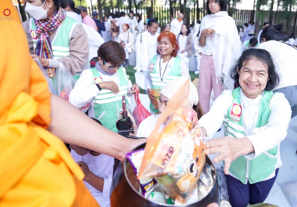 ภาพ No.289421:วันที่ 7 มกราคม พ.ศ. 2569 พิธีตักบาตรพระธรรมยาตรา ณ อนุสรณ์สถานลำดับที่ 1 สถานที่เกิดด้วยรูปกายเนื้อ อนุสรณ์สถานมหาวิหารพระมงคลเทพมุนี (โลตัสแลนด์) อ.สองพี่น้อง จ.สุพรรณบุรี ในโครงการธรรมยาตรา กตัญญูบูชา มหาปูชนียาจารย์ พระมงคลเทพมุนี(สด จนฺทสโร) พระผู้ป