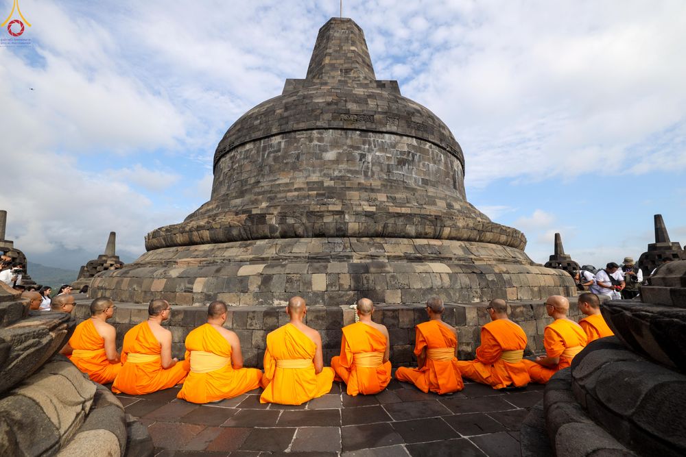 ภาพ No.330046:วันที่ 27-29 พฤษภาคม พ.ศ.2569 MBMI Tangerang (Majelis Agama Buddha Mahanikaya) ได้มีการเตรียมงานเพื่อจัดงานวิสาขบูชานานาชาติ  ชึ่งในงานจะมีการจุดประทีปโคมลาน โคมลอย กว่า 20,000 ดวง  เพื่อน้อมถวายเป็นพุทธบูชา และเพื่อเป็นการกระชับสัมพันธมิตรภาพ