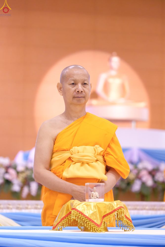 ภาพ No.311643:วันอาทิตย์ต้นเดือนที่ 1 มีนาคม พ.ศ.2569 สัมมนาพิเศษ พิธีมอบรูปหล่อโลหะหลวงปู่วัดปากน้ำ พระมงคลเทพมุนี พิธีมุทิตาสักการะในโอกาสพระครูปลัดรัตนวีรวัฒน์(รังสฤษดิ์ อิทธิจินฺตโก) เจ้าอาวาสวัดพระธรรมกาย  ดำรงตำแหน่งเป็น “ที่ปรึกษาเจ้าคณะจังหวัดปทุมธานี”  ณ ห้อง