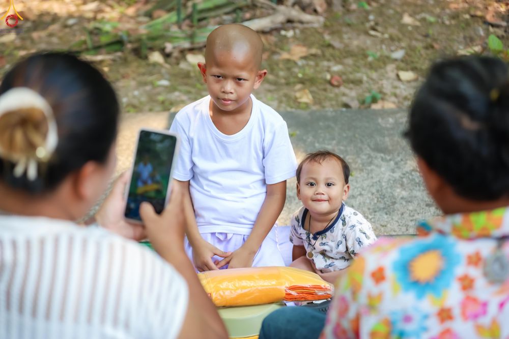 ภาพ No.317972:วันพฤหัสบดีที่ 2 เมษายน พ.ศ.2569 พิธีปลงผม , พิธีขอขมามอบบาตรและผ้าไตร , พิธีบรรพชาสามเณร จำนวน 28 รูป   ณ วัดโซกเป็ดอภิญญาโณ ต.เมืองเก่า อ.เมือง จ.สุโขทัย