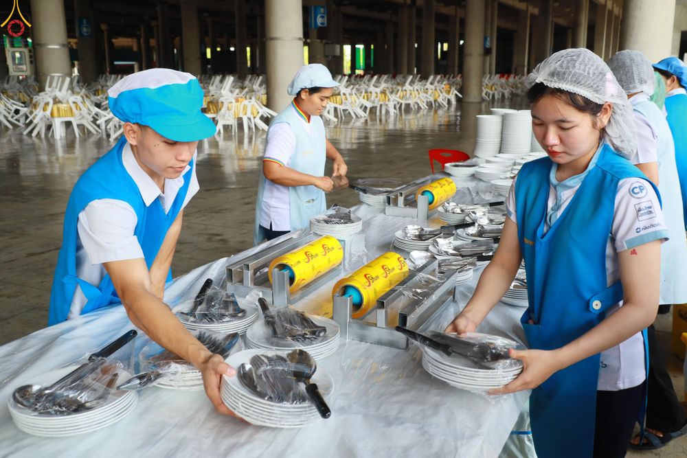 ภาพ No.322956:วันที่ 17-19 เมษายน พ.ศ.2569 การปูผ้ากระสอบขาว , เตรียมจุดฉัน , เตรียมจุดพักค้าง เพื่องานถวายมหาสังฆทาน 40,000 กว่าวัดทั่วประเทศ วันคุ้มครองโลก 22 เมษายน พ.ศ.2569 วัดพระธรรมกาย