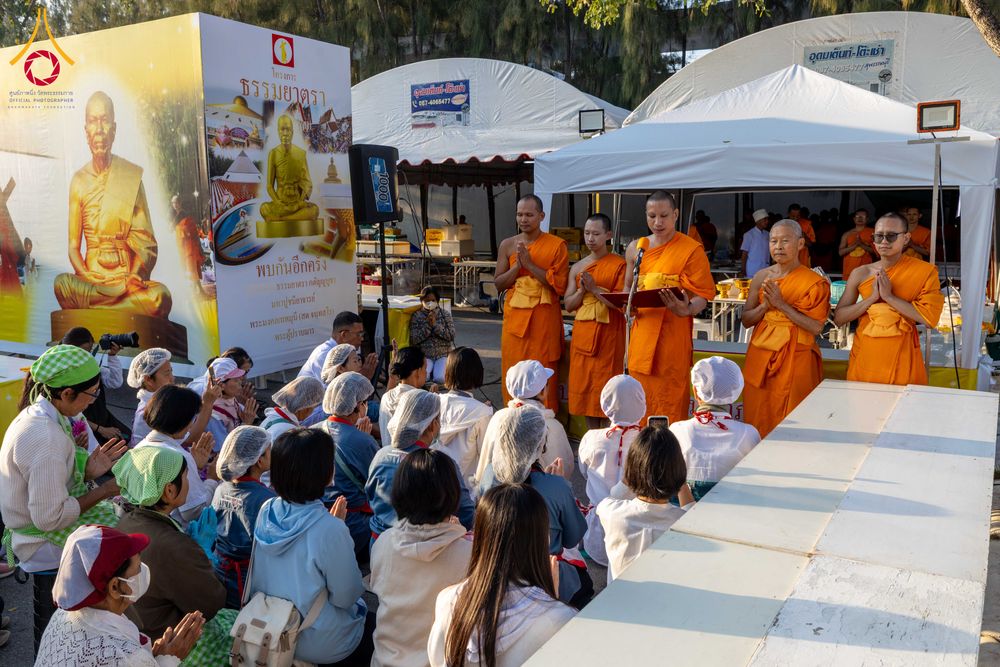 ภาพ No.292707:วันที่ 12 มกราคม พ.ศ. 2569 พิธีถวายภัตตาหารเป็นสังฆทาน แด่พระธรรมยาตรา ณ อนุสรณ์สถานมหาวิหารพระมงคลเทพมุนี (โลตัสแลนด์) อ.สองพี่น้อง จ.สุพรรณบุรี ในโครงการธรรมยาตรา กตัญญูบูชา มหาปูชนียาจารย์ พระมงคลเทพมุนี(สด จนฺทสโร) พระผู้ปราบมาร อนุสรณ์สถาน 7 แห่ง ปี