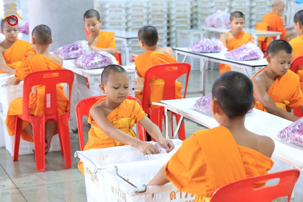 ภาพ No.303222:วันที่ 15-21 มกราคม พ.ศ.2569 ปลิดกลีบดอกเบญจทรัพย์ เพื่อโปรยต้อนรับพระธรรมยาตรา ในโครงการธรรมยาตรา กตัญญูบูชา มหาปูชนียาจารย์ พระมงคลเทพมุนี(สด จนฺทสโร) พระผู้ปราบมาร อนุสรณ์สถาน 7 แห่ง ปีที่ 14 ณ วิหารคด วัดพระธรรมกาย