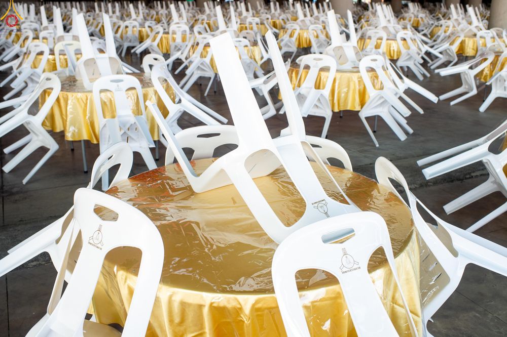 ภาพ No.322335:วันที่ 15 เมษายน พ.ศ.2569 การเตรียมงาน เช็ดโต๊ะ เก้าอี้ ปูผ้าโต๊ะฉัน เพื่องานถวายมหาสังฆทาน 40,000 กว่าวัดทั่วประเทศ วันคุ้มครองโลก 22 เมษายน พ.ศ.2569 วัดพระธรรมกาย