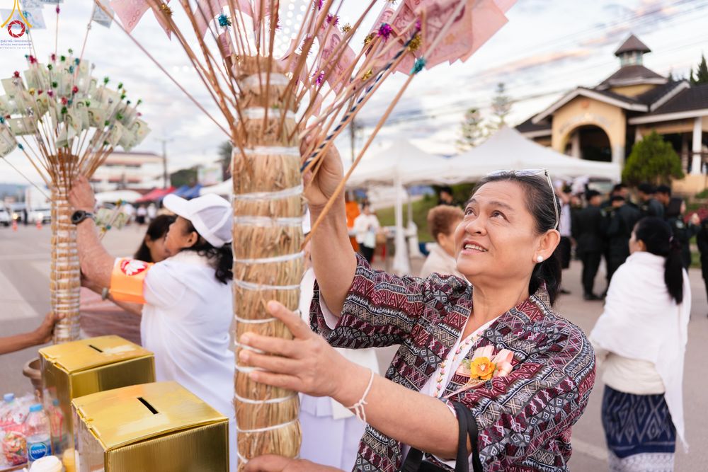 ภาพ No.281355:วันเสาร์ที่ 27 ธันวาคม พ.ศ.2568 พิธีตักบาตรพระ ๑,๐๐๐ รูป   เพื่อความเป็นสิริมงคลแก่ชีวิตและแผ่นดินไทย  มหากุศลครั้งยิ่งใหญ่แห่งปี ส่งท้ายปีเก่า ต้อนรับปีใหม่  ณ ถนนหน้าที่ว่าการอำเภอภูเรือ จังหวัดเลย