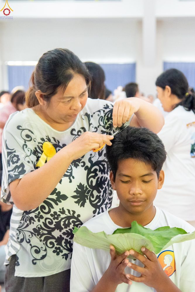 ภาพ No.320103:วันเสาร์ที่ 4 เมษายน 2569 พิธีตัดปอยผม ขอขมาผู้ปกครอง  มอบบาตร-ผ้าไตร และพิธีบรรพชาสามเณร 87 รูป  ณ ศูนย์ปฏิบัติธรรมระยอง(บ้านช่องลม)  ต.บางบุตร อ.บ้านค่าย จ.ระยอง