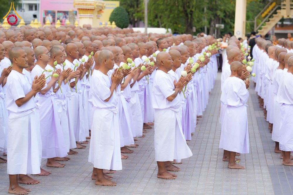 ภาพ No.278513:วันอาทิตย์ที่ 14 ธันวาคม พ.ศ.2568  พิธีเวียนประทักษิณ พิธีวันทาสีมาพระประธาน โครงการบวชบูชาธรรมมหาปูชนียาจารย์ ของศูนย์ปฏิบัติธรรมบุรีรัมย์ ณ วัดกลาง พระอารามหลวง จังหวัดบุรีรัมย์