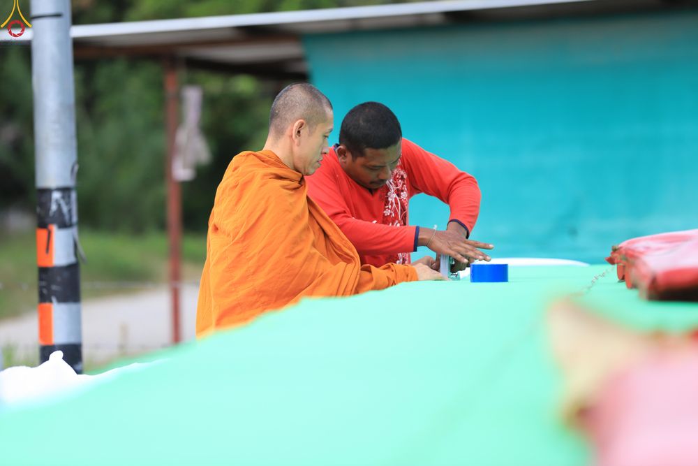 ภาพ No.280850:วันที่ 27 ธันวาคม พ.ศ.2568 คณะสงฆ์และเจ้าหน้าที่ทุกสังกัด ช่วยกันเตรียมงานตักบาตรพระ 1,000 รูป จ.สตูล