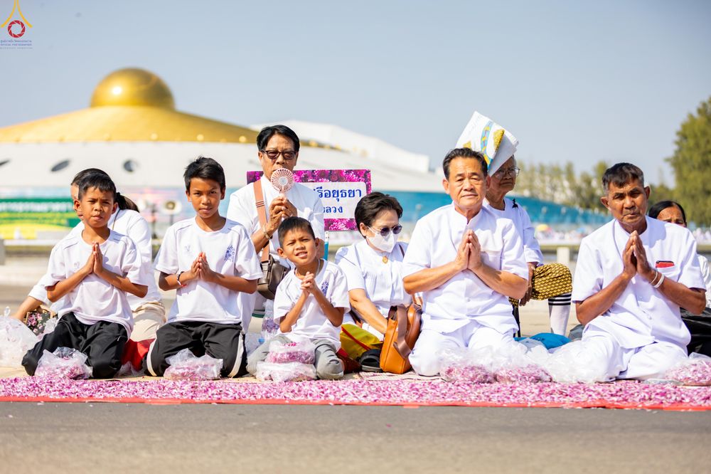 ภาพ No.304008:วันที่ 25 มกราคม พ.ศ. 2569 พิธีต้อนรับพระธรรมยาตรา  รร.สามัคคีราษฏร์บำรุง-วัดพระธรรมกาย ในโครงการธรรมยาตรา กตัญญูบูชา มหาปูชนียาจารย์ พระมงคลเทพมุนี(สด จนฺทสโร) พระผู้ปราบมาร อนุสรณ์สถาน 7 แห่ง ปีที่ 14