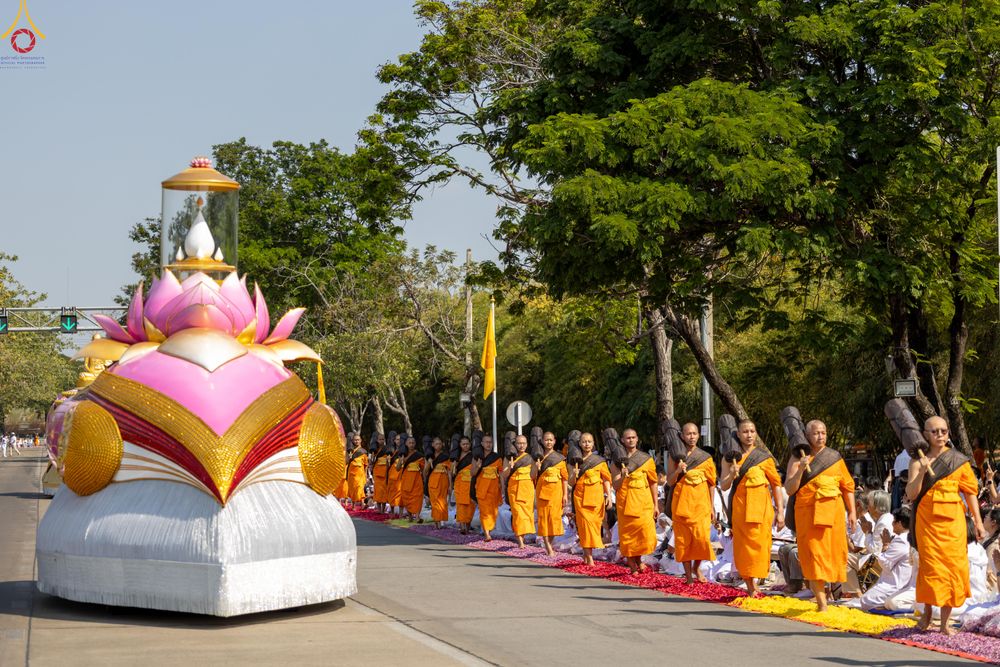 ภาพ No.304764:วันที่ 25 มกราคม พ.ศ. 2569 พิธีต้อนรับพระธรรมยาตรา (ภาพชุดที่ 2) รร.สามัคคีราษฏร์บำรุง-วัดพระธรรมกาย ในโครงการธรรมยาตรา กตัญญูบูชา มหาปูชนียาจารย์ พระมงคลเทพมุนี(สด จนฺทสโร) พระผู้ปราบมาร อนุสรณ์สถาน 7 แห่ง ปีที่ 14