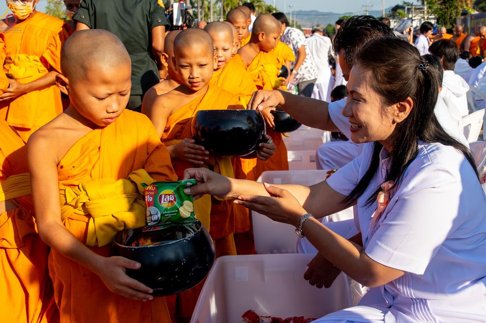 ภาพ No.282739:วันเสาร์ที่ 20 ธันวาคม พ.ศ.2568 พิธีตักบาตรพระ 10,000 รูป (ชุด 2) เนื่องในโอกาส 194 ปี จังหวัดกาญจนบุรี และอุทิศส่วนกุศลให้แด่บรรพชนทั้งหลาย บริเวณถนนสองแคว (Skywalk) เมืองกาญจนบุรี