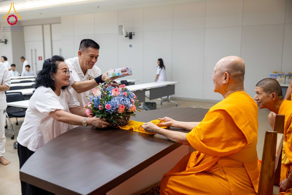 ภาพ No.324883:วันพฤหัสบดีที่ 23 เมษายน พ.ศ.2569  หลวงพ่อทัตตชีโว รองเจ้าอาวาสวัดพระธรรมกาย ถวายการต้อนรับและปฏิสันถารคณะชาวอินโดนีเซีย