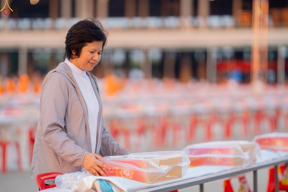 ภาพ No.322563:วันที่ 17 เมษายน พ.ศ.2569 การเรียงกล่องไทยธรรม เรียงน้ำดื่ม เรียงร่ม ณ ลานธรรมพระมหาธรรมกายเจดีย์ เพื่องานถวายมหาสังฆทาน 40,000 กว่าวัดทั่วประเทศ วันคุ้มครองโลก 22 เมษายน พ.ศ.2569 วัดพระธรรมกาย