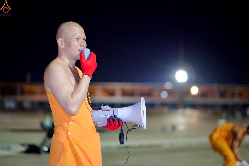 ภาพ No.326950:วันที่ 1 พฤษภาคม พ.ศ.2569 พระภิกษุ สามเณร เจ้าหน้าที่ สาธุชน ร่วมกันเก็บงาน ณ ลานธรรม วัดพระธรรมกาย