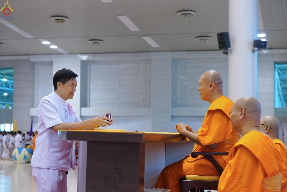 ภาพ No.311656:วันอาทิตย์ต้นเดือนที่ 1 มีนาคม พ.ศ.2569 สัมมนาพิเศษ พิธีมอบรูปหล่อโลหะหลวงปู่วัดปากน้ำ พระมงคลเทพมุนี พิธีมุทิตาสักการะในโอกาสพระครูปลัดรัตนวีรวัฒน์(รังสฤษดิ์ อิทธิจินฺตโก) เจ้าอาวาสวัดพระธรรมกาย  ดำรงตำแหน่งเป็น “ที่ปรึกษาเจ้าคณะจังหวัดปทุมธานี”  ณ ห้อง