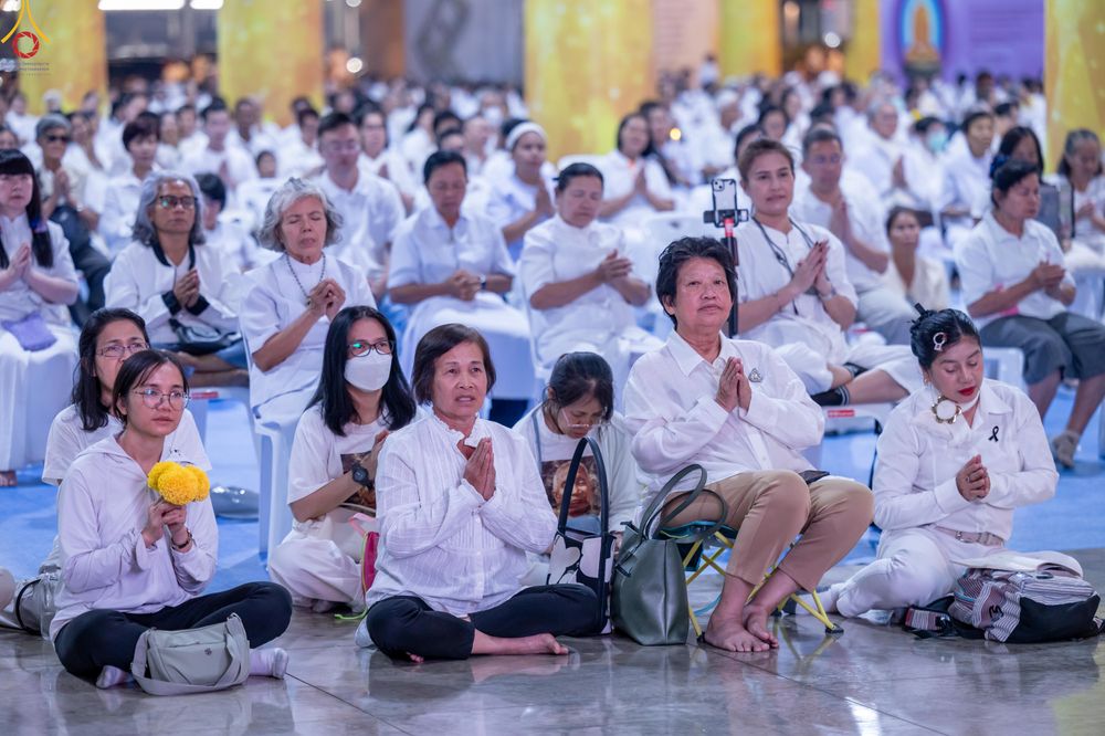 ภาพ No.280430:วันที่ 31 ธันวาคม พ.ศ.2568 -วันที่ 1 มกราคม พ.ศ.2569 พิธีฉลองชัยสวดมนต์บทธัมมจักกับปปวัตนสูตร ครบ 8,000,000,000 จบ , พิธีสวดมนต์ข้ามปี ณ วัดพระธรรมกาย